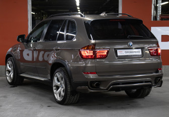 Подержанный автомобиль BMW X5 2011 года (7 фото)