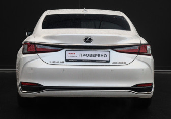 Подержанный автомобиль Lexus ES 2018 года (6 фото)