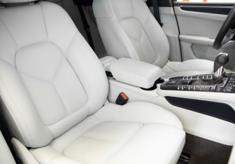 Подержанный автомобиль Porsche Macan 2020 года (30 фото)