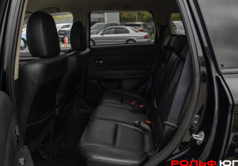 Подержанный автомобиль Mitsubishi Outlander 2015 года (8 фото)