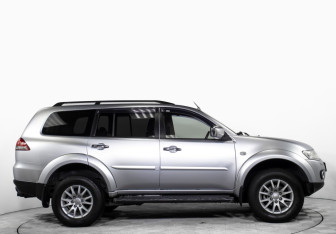 Подержанный автомобиль Mitsubishi Pajero Sport 2010 года (4 фото)