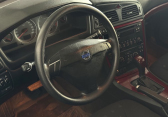 Подержанный автомобиль Volvo S60 2007 года (12 фото)