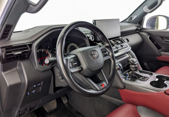 Подержанный автомобиль Toyota Land Cruiser Suv 2022 года (16 фото)