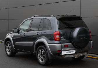 Подержанный автомобиль Toyota RAV4 2004 года (7 фото)