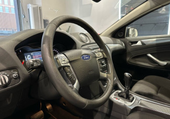 Подержанный автомобиль Ford Mondeo Sedan 2011 года (12 фото)