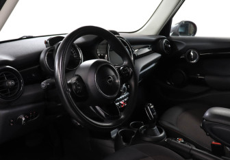 Подержанный автомобиль MINI Hatch 2019 года (26 фото)