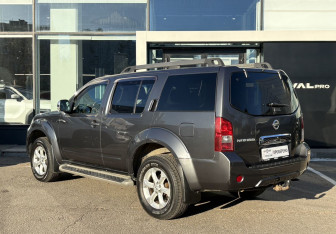 Подержанный автомобиль Nissan Pathfinder 2012 года (7 фото)