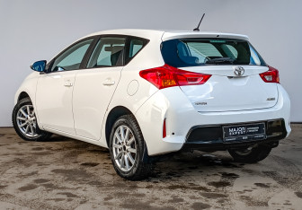 Подержанный автомобиль Toyota Auris Hatchback 2013 года (7 фото)