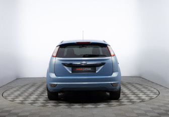Подержанный автомобиль Ford Focus Hatchback 2009 года (6 фото)