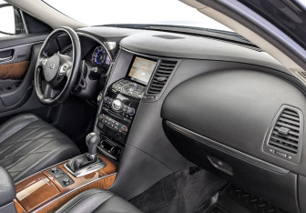 Подержанный автомобиль Infiniti QX70 2016 года (13 фото)
