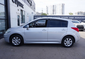 Подержанный автомобиль Nissan Tiida Hatchback 2010 года (8 фото)
