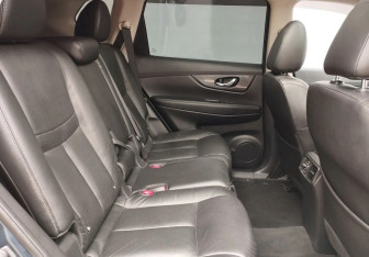 Подержанный автомобиль Nissan X-Trail 2015 года (11 фото)