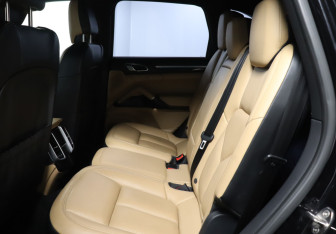 Подержанный автомобиль Porsche Cayenne 2014 года (10 фото)