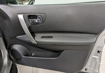 Подержанный автомобиль Nissan Qashqai 2012 года (17 фото)