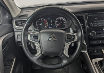 Подержанный автомобиль Mitsubishi Pajero Sport 2018 года (21 фото)