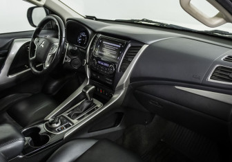 Подержанный автомобиль Mitsubishi Pajero Sport 2016 года (9 фото)