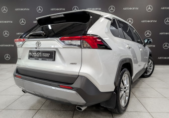 Подержанный автомобиль Toyota RAV4 2021 года (5 фото)