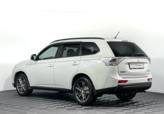 Подержанный автомобиль Mitsubishi Outlander 2013 года (7 фото)