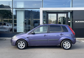 Подержанный автомобиль Ford Fiesta Hatchback 2008 года (8 фото)
