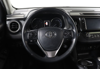 Подержанный автомобиль Toyota RAV4 2018 года (18 фото)