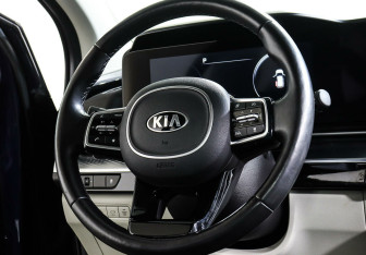 Подержанный автомобиль Kia Carnival 2021 года (11 фото)