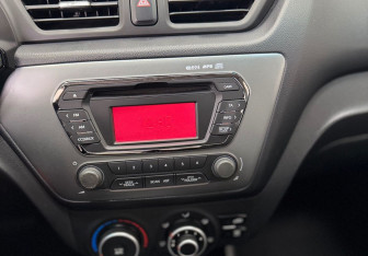 Подержанный автомобиль Kia Rio Sedan 2015 года (22 фото)