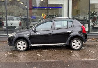 Подержанный автомобиль Renault Sandero 2013 года (5 фото)