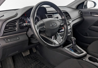 Подержанный автомобиль Hyundai Elantra Sedan 2020 года (15 фото)