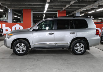 Подержанный автомобиль Toyota Land Cruiser Suv 2012 года (8 фото)