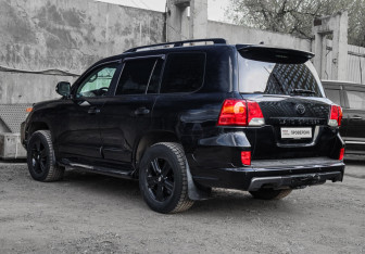 Подержанный автомобиль Toyota Land Cruiser Suv 2014 года (6 фото)