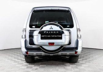 Подержанный автомобиль Mitsubishi Pajero 2012 года (4 фото)