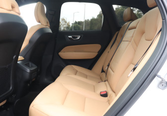 Подержанный автомобиль Volvo XC60 2020 года (10 фото)