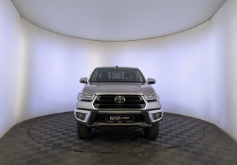 Подержанный автомобиль Toyota Hilux 2022 года (2 фото)