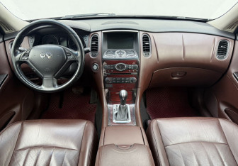 Подержанный автомобиль Infiniti QX50 2016 года (14 фото)