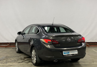 Подержанный автомобиль Opel Astra Sedan 2013 года (7 фото)