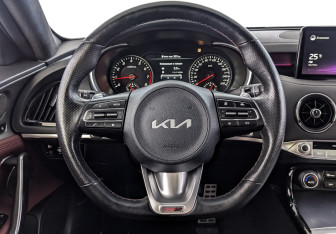 Подержанный автомобиль Kia Stinger 2022 года (22 фото)