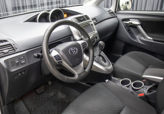 Подержанный автомобиль Toyota Verso 2012 года (15 фото)