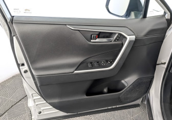 Подержанный автомобиль Toyota RAV4 2021 года (19 фото)