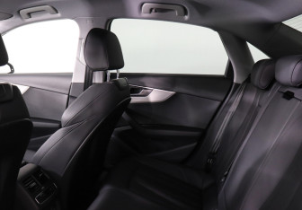 Подержанный автомобиль Audi A4 Sedan 2021 года (12 фото)