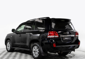 Подержанный автомобиль Toyota Land Cruiser Suv 2010 года (5 фото)