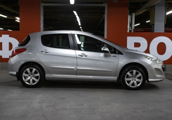 Подержанный автомобиль Peugeot 308 Hatchback 2010 года (4 фото)