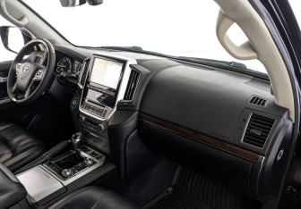 Подержанный автомобиль Toyota Land Cruiser Suv 2016 года (13 фото)