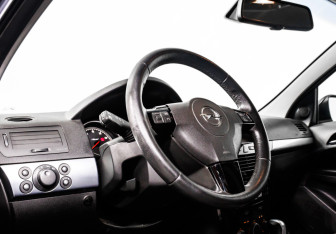 Подержанный автомобиль Opel Astra Sedan 2011 года (11 фото)