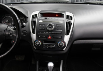 Подержанный автомобиль Kia Ceed Hatchback 2011 года (15 фото)
