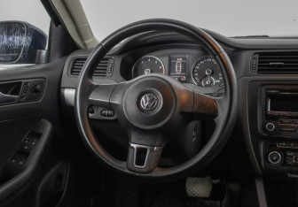 Подержанный автомобиль Volkswagen Jetta Sedan 2012 года (15 фото)