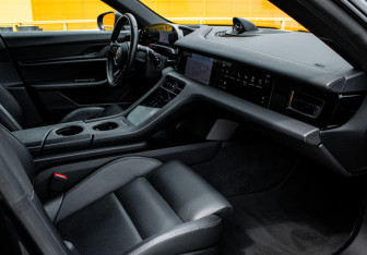Подержанный автомобиль Porsche Taycan 2020 года (9 фото)