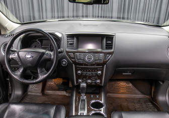 Подержанный автомобиль Nissan Pathfinder 2016 года (16 фото)
