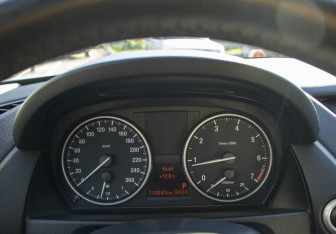 Подержанный автомобиль BMW X1 2014 года (11 фото)