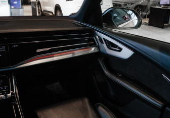 Подержанный автомобиль Audi Q8 2019 года (15 фото)