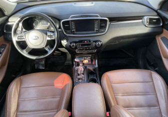 Подержанный автомобиль Kia Sorento 2018 года (10 фото)